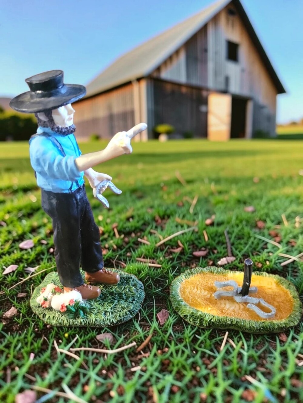 Vtg 2000 Amish United Collection "Leisure Time" #500 Figurine with Horseshoe Pit